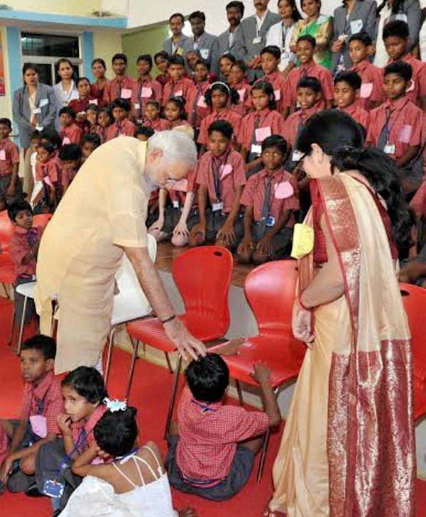 नरेंद्र मोदी, दंतेवाड़ा, दंतेवाड़ा नक्सली हमला, नरेंद्र मोदी छात्र बातचीत, दंतेवाड़ा में नरेंद्र मोदी, नक्सली हमला, नरेंद्र मोदी दंतेवाड़ा, मोदी दंतेवाड़ा रैली, प्रधानमंत्री नरेंद्र मोदी, प्रधानमंत्री दंतेवाड़ा में, Narendra Modi, Dantewada, Narendra Modi Dantewada, Saksham Education City, Modi Talks Students, Livelihood College, Modi Meet Student, Modi Dantewada Visit, Modi in Dantewada, Dantewada News, Naxal in Dantewada, Modi In Chhattisgarh, Chhattisgarh News