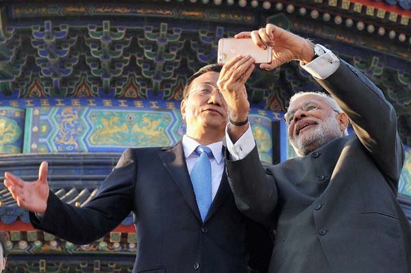 नरेंद्र मोदी, नरेंद्र मोदी की सेल्फी, नरेंद्र मोदी सेल्फी, ली क्विंग, नरेंद्र मोदी सेल्फी ली क्विंग, प्रधानमंत्री नरेंद्र मोदी सेल्फी चीनी प्रधानमंत्री ली क्विंग, नरेंद्र मोदी चीन में, नरेंद्र मोदी का चीन दौरा, टेंपल ऑफ हेवेन, Narendra Modi, Prime Minister Narendra Modi, Li Keqiang, Chinese Premier Li Keqiang, Narendra Modi Selfie Li Keqiang, Narendra Modi Take Selfie, Modi Selfie Li Keqiang, Modi Selfie With Li Keqiang, Narendra Modi Selfie Photo, Narendra Modi China Visit, Modi in China, Modi China Visit, Narendra Modi News