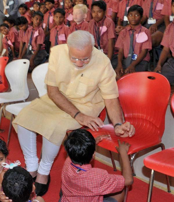 नरेंद्र मोदी, दंतेवाड़ा, दंतेवाड़ा नक्सली हमला, नरेंद्र मोदी छात्र बातचीत, दंतेवाड़ा में नरेंद्र मोदी, नक्सली हमला, नरेंद्र मोदी दंतेवाड़ा, मोदी दंतेवाड़ा रैली, प्रधानमंत्री नरेंद्र मोदी, प्रधानमंत्री दंतेवाड़ा में, Narendra Modi, Dantewada, Narendra Modi Dantewada, Saksham Education City, Modi Talks Students, Livelihood College, Modi Meet Student, Modi Dantewada Visit, Modi in Dantewada, Dantewada News, Naxal in Dantewada, Modi In Chhattisgarh, Chhattisgarh News