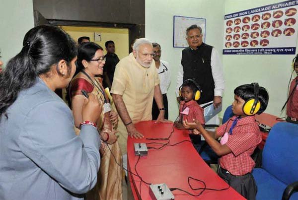 नरेंद्र मोदी, दंतेवाड़ा, दंतेवाड़ा नक्सली हमला, नरेंद्र मोदी छात्र बातचीत, दंतेवाड़ा में नरेंद्र मोदी, नक्सली हमला, नरेंद्र मोदी दंतेवाड़ा, मोदी दंतेवाड़ा रैली, प्रधानमंत्री नरेंद्र मोदी, प्रधानमंत्री दंतेवाड़ा में, Narendra Modi, Dantewada, Narendra Modi Dantewada, Saksham Education City, Modi Talks Students, Livelihood College, Modi Meet Student, Modi Dantewada Visit, Modi in Dantewada, Dantewada News, Naxal in Dantewada, Modi In Chhattisgarh, Chhattisgarh News