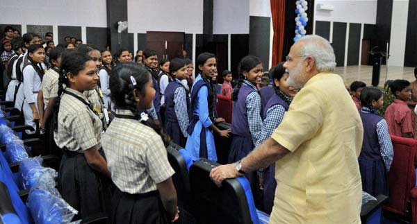 नरेंद्र मोदी, दंतेवाड़ा, दंतेवाड़ा नक्सली हमला, नरेंद्र मोदी छात्र बातचीत, दंतेवाड़ा में नरेंद्र मोदी, नक्सली हमला, नरेंद्र मोदी दंतेवाड़ा, मोदी दंतेवाड़ा रैली, प्रधानमंत्री नरेंद्र मोदी, प्रधानमंत्री दंतेवाड़ा में, Narendra Modi, Dantewada, Narendra Modi Dantewada, Saksham Education City, Modi Talks Students, Livelihood College, Modi Meet Student, Modi Dantewada Visit, Modi in Dantewada, Dantewada News, Naxal in Dantewada, Modi In Chhattisgarh, Chhattisgarh News