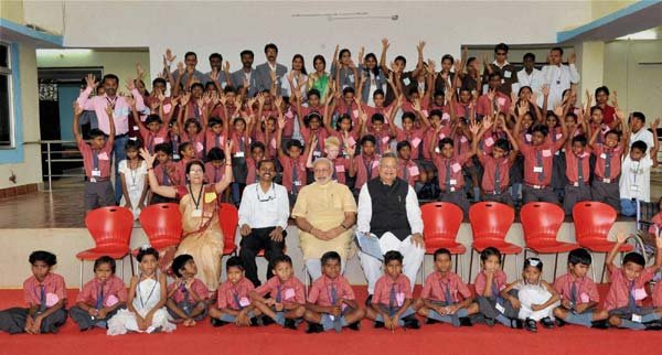 नरेंद्र मोदी, दंतेवाड़ा, दंतेवाड़ा नक्सली हमला, नरेंद्र मोदी छात्र बातचीत, दंतेवाड़ा में नरेंद्र मोदी, नक्सली हमला, नरेंद्र मोदी दंतेवाड़ा, मोदी दंतेवाड़ा रैली, प्रधानमंत्री नरेंद्र मोदी, प्रधानमंत्री दंतेवाड़ा में, Narendra Modi, Dantewada, Narendra Modi Dantewada, Saksham Education City, Modi Talks Students, Livelihood College, Modi Meet Student, Modi Dantewada Visit, Modi in Dantewada, Dantewada News, Naxal in Dantewada, Modi In Chhattisgarh, Chhattisgarh News
