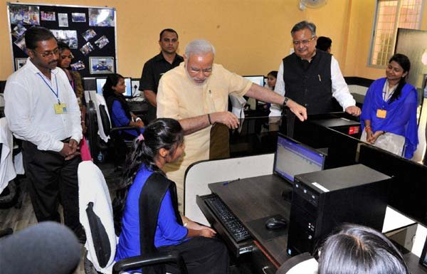 नरेंद्र मोदी, दंतेवाड़ा, दंतेवाड़ा नक्सली हमला, नरेंद्र मोदी छात्र बातचीत, दंतेवाड़ा में नरेंद्र मोदी, नक्सली हमला, नरेंद्र मोदी दंतेवाड़ा, मोदी दंतेवाड़ा रैली, प्रधानमंत्री नरेंद्र मोदी, प्रधानमंत्री दंतेवाड़ा में, Narendra Modi, Dantewada, Narendra Modi Dantewada, Saksham Education City, Modi Talks Students, Livelihood College, Modi Meet Student, Modi Dantewada Visit, Modi in Dantewada, Dantewada News, Naxal in Dantewada, Modi In Chhattisgarh, Chhattisgarh News