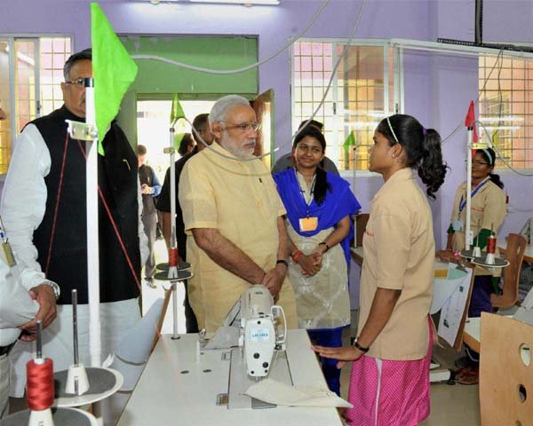 नरेंद्र मोदी, दंतेवाड़ा, दंतेवाड़ा नक्सली हमला, नरेंद्र मोदी छात्र बातचीत, दंतेवाड़ा में नरेंद्र मोदी, नक्सली हमला, नरेंद्र मोदी दंतेवाड़ा, मोदी दंतेवाड़ा रैली, प्रधानमंत्री नरेंद्र मोदी, प्रधानमंत्री दंतेवाड़ा में, Narendra Modi, Dantewada, Narendra Modi Dantewada, Saksham Education City, Modi Talks Students, Livelihood College, Modi Meet Student, Modi Dantewada Visit, Modi in Dantewada, Dantewada News, Naxal in Dantewada, Modi In Chhattisgarh, Chhattisgarh News