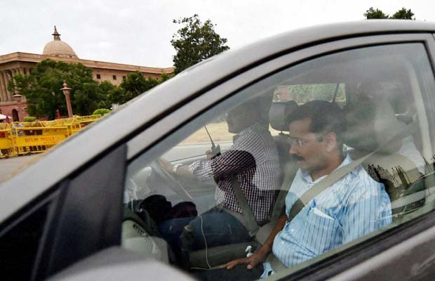 राष्ट्रपति से मिले केजरीवाल और जंग, एक-दूसरे पर संविधान उल्लंघन का आरोप