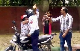 दिल्ली पुलिस, रिश्वत, पुलिस, बीएस बस्सी, दिल्ली, traffic Police, constable, woman, brick, road, Delhi News