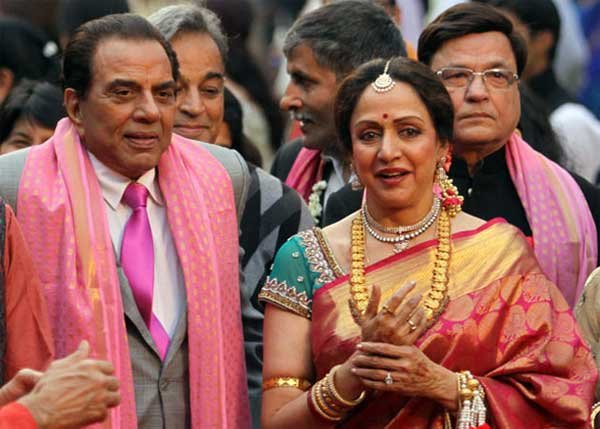 अभिनेता धर्मेंद्र के साथ विवाह के 35 वर्ष पूरे होने के अवसर पर बॉलीवुड की ड्रीमगर्ल हेमामालिनी ने प्रेम की परिभाषा देते होते हुए कहा है कि एक दूसरे के करीब रहना ही प्यार है। धर्मेंद्र और हेमामालिनी ने शुक्रवार शाम एक दूसरे के साथ अपने घर पर शांति और सुकून के साथ विवाह की वषर्गांठ मनाई।