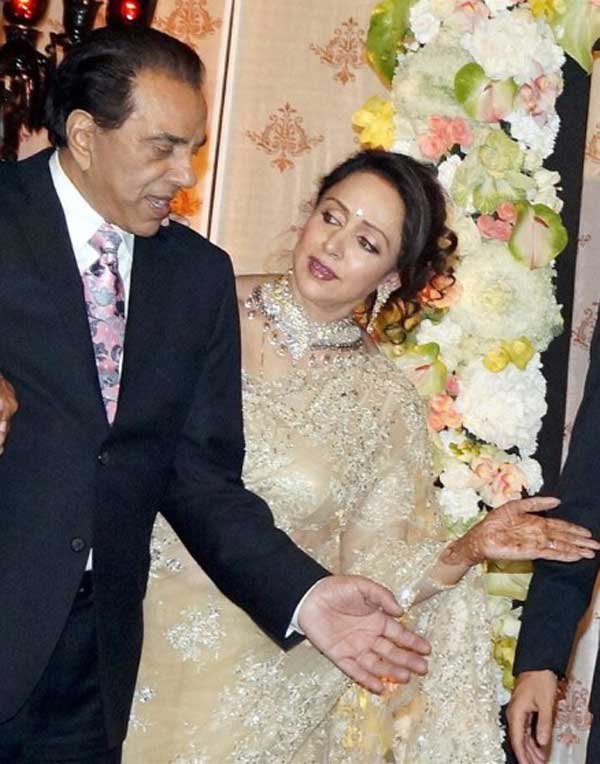 66 वर्षीय हेमामालिनी ने ट्विटर पर अपनी और धमेर्ंद्र की फोटो पोस्ट की और आज ट्वीट किया, ‘सुप्रभात, मैंने और धर्मजी ने सुकून के साथ अपने विवाह की वषर्गांठ मनाई। एक दूसरे के करीब रहना प्रेम है।’