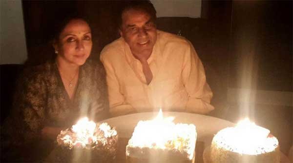 पहली तस्वीर में धर्मेंद्र और हेमामालिनी अपने विवाह की वषर्गांठ के दो केक काटने के लिए तैयार दिख रहे हैं। दूसरी तस्वीर में धर्मेंद्र अपनी पत्नी के माथे को प्यार से चूमते दिखाई दे रहे हैं और हेमामालिनी कैमरे की ओर देखकर मुस्कुरा रही है।
