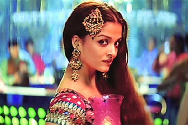 फिल्मों में गाने को बेहद भद्दे तरीके से फिल्माया जाता है। साठ और 70 दशक में भी कैबरे डांस वाले गाने हुआ करते थे, लेकिन वह बिलकुल अभद्र नहीं होते थे।