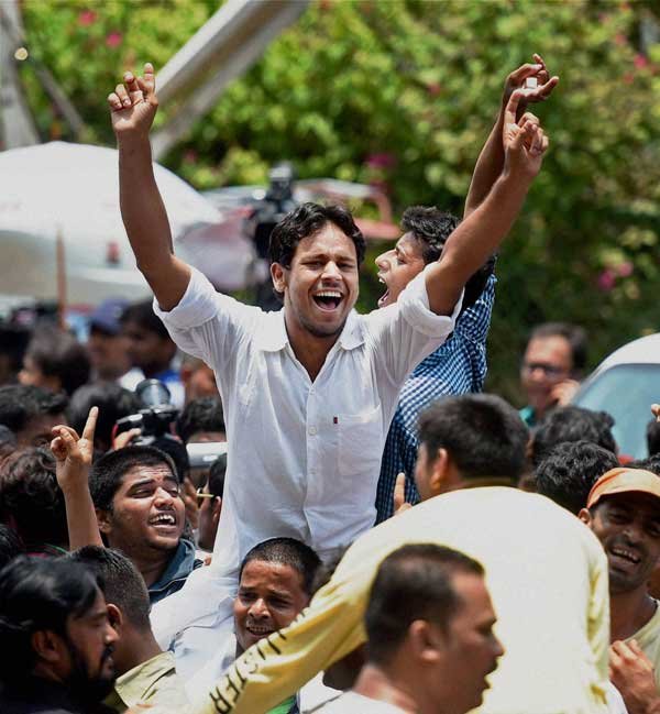 सलमान की दोषिसिद्धि के खिलाफ दायर अपील पर सुनवाई से पहले 49 वर्षीय अभिनेता के गैलेक्सी अपार्टमेंट के बाहर जिज्ञासु तमाशबीन और प्रशंसकों सहित बड़ी संख्या में भीड़ जमा हो गई थी। (फोटो: भाषा)