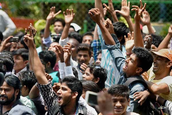 इससे पहले सलमान की बहन अलवीरा अग्निहोत्री कांग्रेस नेता बाबा सिद्दीकी के साथ उच्च न्यायालय में सुनवाई के दौरान मौजूद रहीं। उनके भाई अरबाज और सुहैल सलमान के साथ घर पर ही रूके। (फोटो: भाषा)