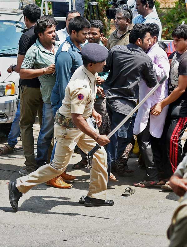 इलाके में राज्य रिजर्व पुलिस की एक टीम सहित बड़ी संख्या में सुरक्षा कर्मी तैनात किए गए हैं। (फोटो: भाषा)