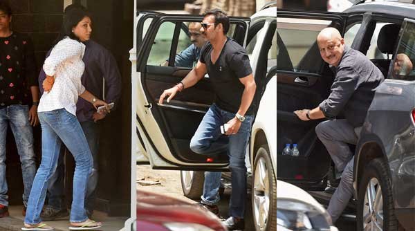 वहीं अनुपम खेर, अजय देवगन, इमरान हाशमी, संगीत निर्देशक अनु मलिक, निर्देशक अब्बास-मस्तान उनके घर पहुंचे। (फोटो: भाषा)