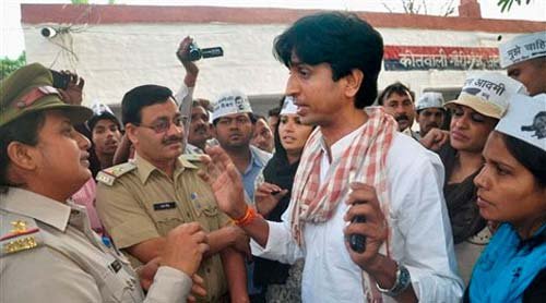 आप नेता कुमार विश्वास, कुमार विश्वास, आम आदमी पार्टी, आप, Kumar Vishwas, vishwas, aap vishwas, , aap woman volunteer, illicit relationship, Woman molestation, AAP woman molestation, Kumar Vishwas summoned, Kumar Vishwas molestation, AAP volunteer molsted, Nation news, Delhi news, AAP news, Aam Aadmi Party, india news, Crime news