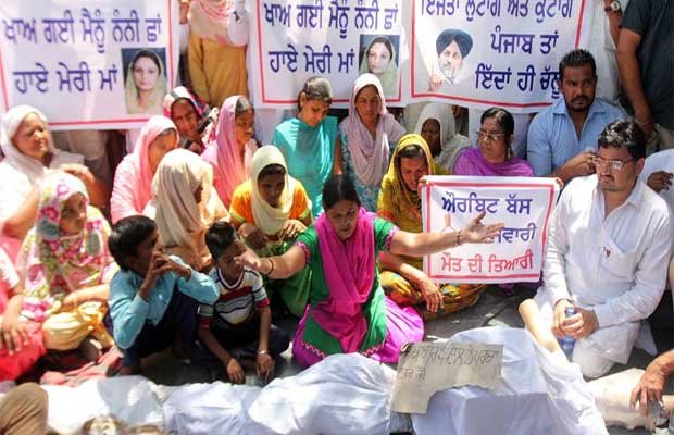 मोगा: बस से फेंकी गई लड़की के पिता ने कहा- ‘सुखबीर पर मामला दर्ज होने के बाद ही अंतिम संस्कार’