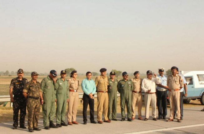 वायुसेना के अधिकारियों ने बताया कि अपरिहार्य परिस्थितियों में अगर सक्रिय हवाईअड्डा उपलब्ध न हो तो आपात स्थिति में इस तरह लैंडिंग की जा सकती है। (फोटो स्रोत: ट्विटर)
