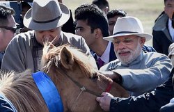 मोदी को मंगोलिया में तोहफ़े में मिला रेस का घोड़ा, वाद्य यंत्र