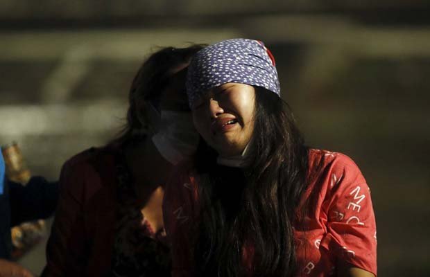 नेपाल त्रासदी: बरकरार है अभी मलबे से ज़िदगी निकलने की आस