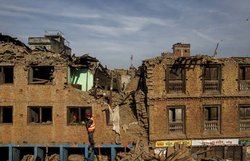 भूकंप के ताज़ा झटकों से हिला नेपाल, मरने वालों की संख्या 7500 के पार