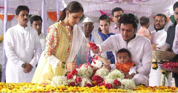 रितेश देशमुख, जेनेलिया, रियान, रितेश देशमुख का बेटा रियान, रियान की पहली तस्वीर, रियान फोटो, बॉलीवुड, बॉलीवुड न्यूज़, बॉलीवुड की खबरें, बॉलीवुड समाचार, मनोरंजन, Riteish Deshmukh, Son, Riaan, Genelia D'Souza, Wife, Riteish Deshmukh, Twitter, Riteish Deshmukh, Vilasrao Deshmukh, Bollywood, entertainment news