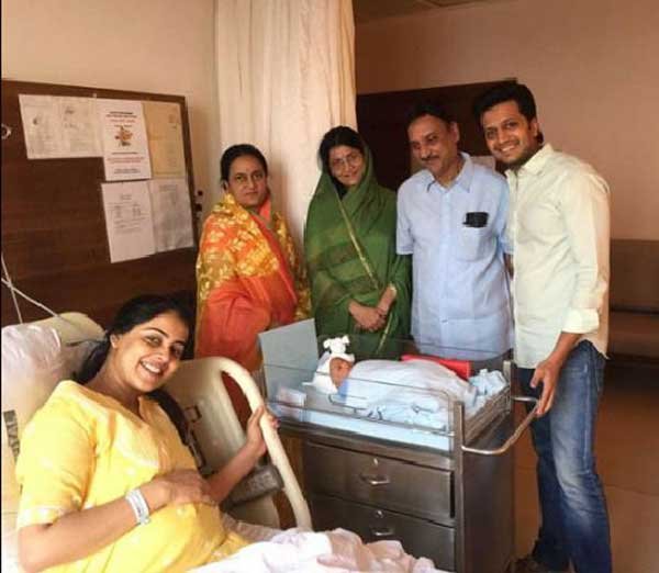 रितेश देशमुख, जेनेलिया, रियान, रितेश देशमुख का बेटा रियान, रियान की पहली तस्वीर, रियान फोटो, बॉलीवुड, बॉलीवुड न्यूज़, बॉलीवुड की खबरें, बॉलीवुड समाचार, मनोरंजन, Riteish Deshmukh, Son, Riaan, Genelia D'Souza, Wife, Riteish Deshmukh, Twitter, Riteish Deshmukh, Vilasrao Deshmukh, Bollywood, entertainment news