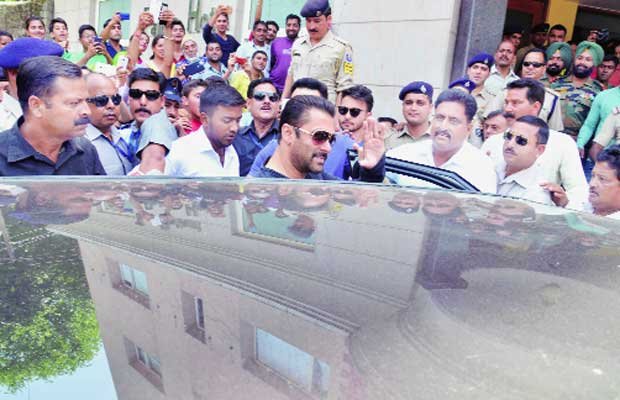 सलमान खान, अर्पिता की रिसेप्शन पार्टी, हिमाचल प्रदेश, सलमान खान अर्पिता खान, सलमान खान मंडी फोटो, मंडी रिसेप्शन फोटो, सलमान खान अर्पिता खान शर्मा, बॉलीवुड, बॉलीवुड की खबरें, बॉलीवुड न्यूज़, बॉलीवुड समाचार, मनोरंजन, Salman Khan, Salman Khan Arpita, Salman Khan Mandi, Arpita Khan Sharma wedding reception, Arpita wedding reception, Arpita reception photos, Arpita Aayush Mandi reception, bollywood news, entertainment news