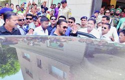 अब मंडी में सलमान खान को भुनाने की कोशिश