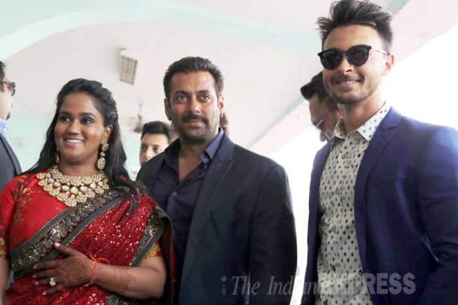 सलमान खान, अर्पिता खान शर्मा, सलमान खान अर्पिता खान, सलमान खान मंडी फोटो, मंडी रिसेप्शन फोटो, सलमान खान अर्पिता खान शर्मा, बॉलीवुड, बॉलीवुड की खबरें, बॉलीवुड न्यूज़, बॉलीवुड समाचार, मनोरंजन, Salman Khan, Arpita Khan Sharma, Salman Khan Mandi photos, Salman Khan Arpita Khan Sharma, Arpita Khan reception photos, Mandi reception photos, Bollywood, Entertainment News