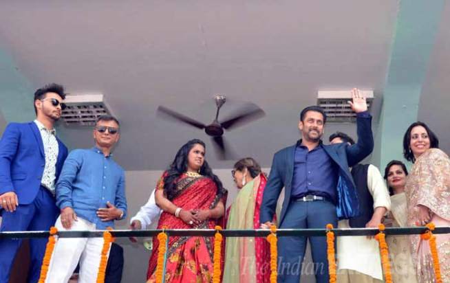 सलमान खान, अर्पिता खान शर्मा, सलमान खान अर्पिता खान, सलमान खान मंडी फोटो, मंडी रिसेप्शन फोटो, सलमान खान अर्पिता खान शर्मा, बॉलीवुड, बॉलीवुड की खबरें, बॉलीवुड न्यूज़, बॉलीवुड समाचार, मनोरंजन, Salman Khan, Arpita Khan Sharma, Salman Khan Mandi photos, Salman Khan Arpita Khan Sharma, Arpita Khan reception photos, Mandi reception photos, Bollywood, Entertainment News