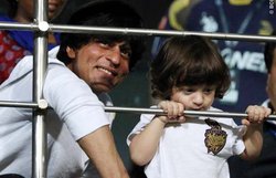 SRK ने बेटे आर्यन, अबराम के नाम लिखा दिल छू लेने वाला संदेश