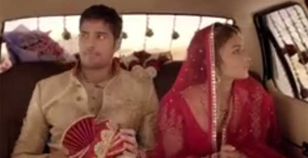 आलिया भट्ट और सिद्धार्थ मल्होत्रा के बीच प्यार की ख़बरें यूं तो काफी चर्चे में है लेकिन इस एड में दोनों के बीच प्यार देखकर तो यही लग रहा है कि 'दाल में कुछ काला तो ज़रूर है।'