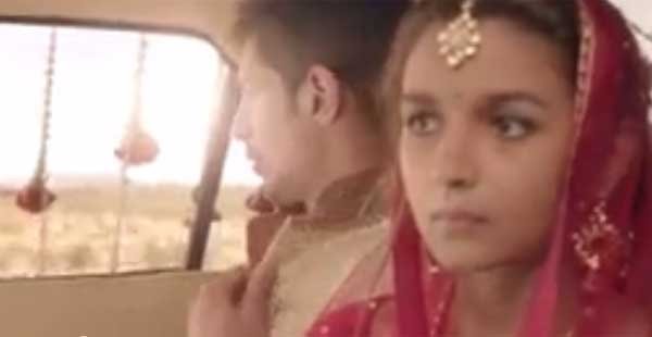 इस एड में 'एक विलेन' स्टार सिद्धार्थ मल्होत्रा दुल्हे के ड्रेस में बेहद स्मार्ट लग रहे हैं वहीं आलिया भट्ट भी लाल रंग के जोड़े में बेहद सुंदर लग रही है।