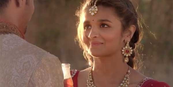 दुल्हन वह 'कोका-कोला' अपने दुल्हे को दे देती है और शर्मा कर कहती है कि मुझे आप भी बहुत पसंद हैं।