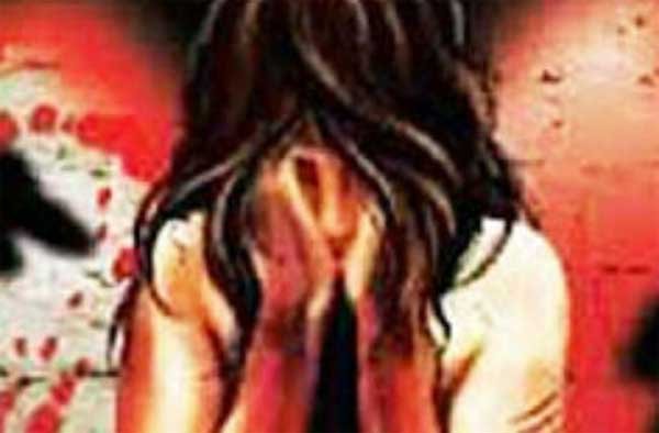 अधिकारी ने बताया कि पुलिस ने अज्ञात लोगों के खिलाफ मामला दर्ज कर लिया है और आरोपियों को पकड़ने की कोशिश की जा रही है।