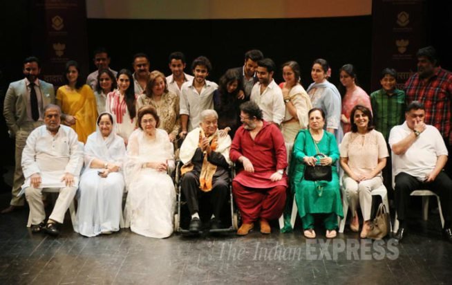 शशि कपूर (77) अपने परिवार के तीसरे सदस्य हैं जिन्हें इस पुरस्कार से नवाजा गया है। इससे पहले उनके पिता पृथ्वीराज कपूर और बड़े भाई राज कपूर को इस सम्मान से नवाजा जा चुका है। (फोटो: अमित चक्रवर्ती)