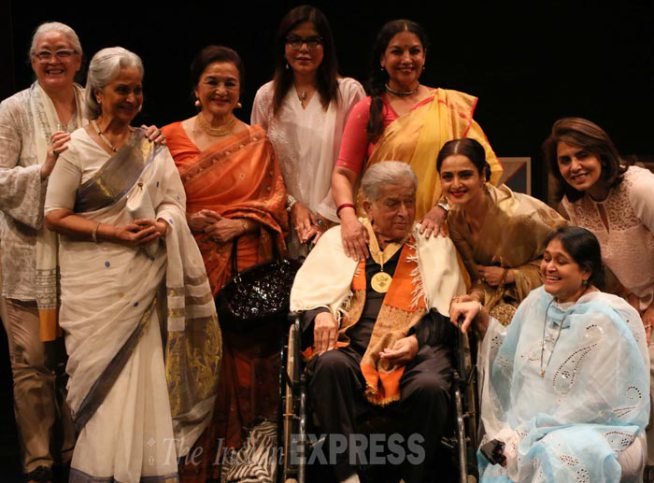 काले लिबास पर एक नारंगी शाल ओढ़े शशि ने पृथ्वी थिएटर में वीलचेयर पर प्रवेश किया। जेटली ने उन्हें प्रमाणपत्र, शाल, पदक और चेक दिया। पुरस्कार ग्रहण करने के बाद कपूर ने कार्यक्रम में मौजूद सभी लोगों का नमस्ते कर अभिवादन किया। (फोटो: अमित चक्रवर्ती)