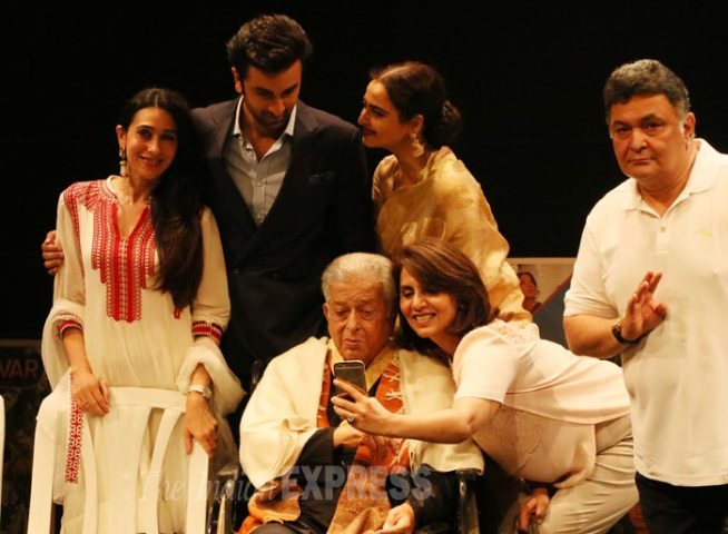 उन्होंने अपने फिल्मी करियर की शुरुआत 40 के दशक के उत्तरार्द्ध में बाल कलाकार के रूप में की थी। बाल कलाकार के तौर पर उन्होंने ‘आग’ और ‘आवारा’ में काम किया था जहां उन्होंने राज कपूर के बचपन का किरदार अदा किया था। शशि ने 1950 के दशक में सहायक निर्देशक के तौर पर भी काम करना शुरू किया। (फोटो: अमित चक्रवर्ती)
