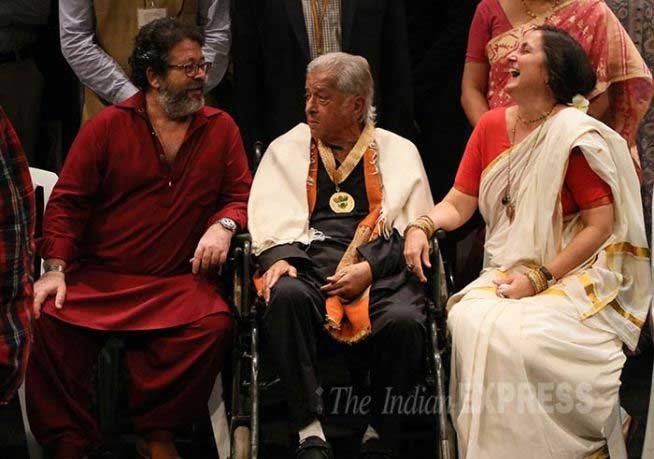 कपूर ने फिल्मों में नायक के रूप में पदार्पण 1961 में फिल्म ‘धर्मपुत्र’ से किया था और अब तक वे 116 से भी ज्यादा फिल्मों में काम कर चुके हैं। ‘नमक हलाल’, ‘दीवार’, ‘कभी कभी’ और ‘काला पत्थर’ उनकी काफी सराही गई फिल्में हैं। वर्तमान में वे गुर्दे की बीमारी से पीड़ित हैं जिस वजह से वीलचेयर पर रहते हैं। साल 2011 में उन्हें पद्म भूषण से नवाजा गया था। (फोटो: अमित चक्रवर्ती)