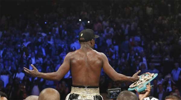 अड़तीस वर्षीय मेवेदर ने तीन जजों के स्कोर कार्ड के आधार पर अपना डब्ल्यूबीसी और डब्ल्यूबीए वेल्टरवेट खिताब बरकरार रखा और पैकियो की डब्ल्यूबीओ बेल्ट भी अपने नाम पर की। मेवेदर को दो जजों ने 116-112 से जबकि तीसरे जज ने 118-110 से विजेता करार दिया। (फोटो: एपी)