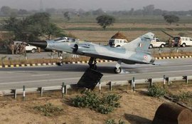 मिराज़-2000, फाइटर जेट, फाइटर जेट मिराज़-2000, इंडियन एयरफोर्स, मथुरा, यमुना एक्सप्रेस वे, टचडाउन, विमान, Yamuna Expressway, Indian Air Force, IAF Mirage 2000, Indian Air Force Mirage, IAF plane, IAF Yamuna Expressway, Mirage 2000 Yamuna Expressway Mathura, Mirage 2000 Yamuna Expressway photos, Mirage 2000 Yamuna Expressway landing photos