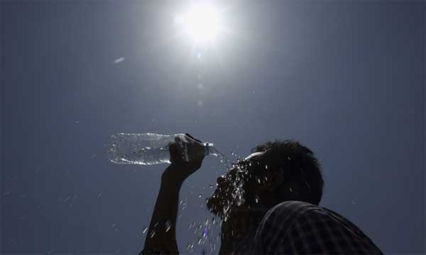 आंध्र प्रदेश में 18 मई के बाद से अब तक 246 लोग लू के प्रकोप के चलते मारे जा चुके हैं। प्रदेश में आज 84 और लोग इसका शिकार हो गये। आंध्र प्रदेश आपदा प्रबंधन विभाग के एक वरिष्ठ अधिकारी ने यह जानकारी दी। अलग अलग जिलों से शाम 7:15 बजे तक एकत्रित सूचनाओं के आधार पर आंकड़े तैयार किये गये। अधिकारियों ने कहा कि राज्य के प्रकाशम जिले में सबसे ज्यादा 57 लोग मारे गए।
