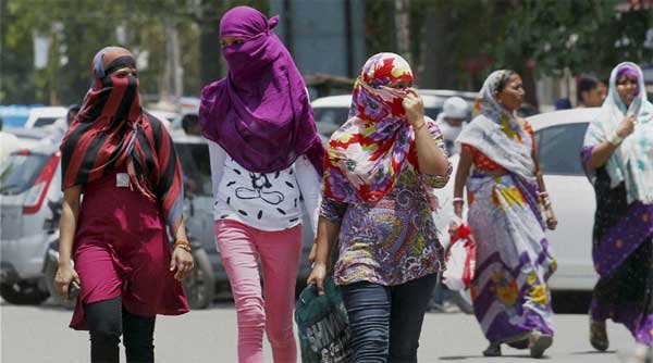राजस्थान में गर्मी के प्रकोप से कोई राहत नहीं मिली। राज्य में जैसलमेर और श्रीगंगानगर जिले 45.6 डिग्री सेल्सियस अधिकतम तापमान के साथ सबसे गर्म स्थान रहे। कोटा में अधिकतम तापमान 45.5, बीकानेर में 44.6 और बाड़मेर में 44.2 डिग्री सेल्सियस दर्ज किया गया।मौसम विभाग के अनुसार रविवार शाम साढ़े चार बजे तक चुरू और जयपुर दोनों जगहों पर अधिकतम तापमान 43.8 डिग्री सेल्सियस था। जोधपुर, अजमेर और डबोक में अधिकतम तापमान क्रमश: 42, 41.4 और 40 डिग्री सेल्सियस दर्ज किया गया।