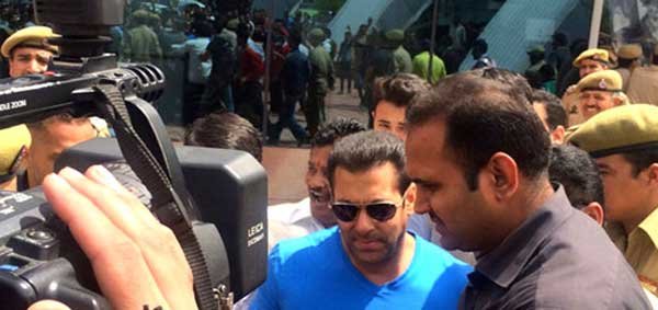 ईद पर रिलीज होने वाली फिल्म ‘बजरंगी भाईजान’ के अंतिम चरण की शूटिंग सलमान ने शुरू कर दी है। (फोटो: बॉलीवुड हंगामा)