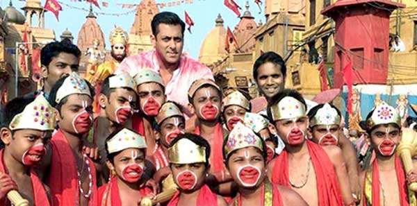 ‘बजरंगी भाईजान’ के लिए पिछले साल तीन नवंबर को नयी दिल्ली में काम शुरू हुआ था। उन्होंने राजस्थान के झुनझुनू जिले में स्कूली छात्रों के साथ फिल्म की शूटिंग की। 2012 में आयी ‘एक था टाइगर’ के बाद सलमान और कबीर एक बार फिर ‘बजरंगी भाईजान’ में साथ काम कर रहे हैं। (फोटो: बॉलीवुड हंगामा)