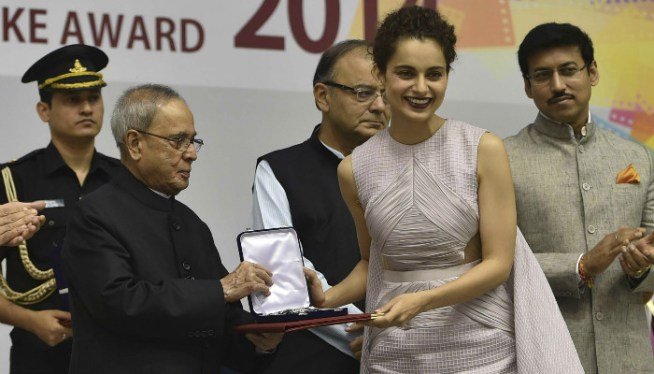 राष्ट्रपति प्रणब मुखर्जी ने यहां रविवार को आयोजित 62वें राष्ट्रीय फिल्म पुरस्कार वितरण समारोह में कंगना को सम्मानित किया। (फोटो: भाषा)