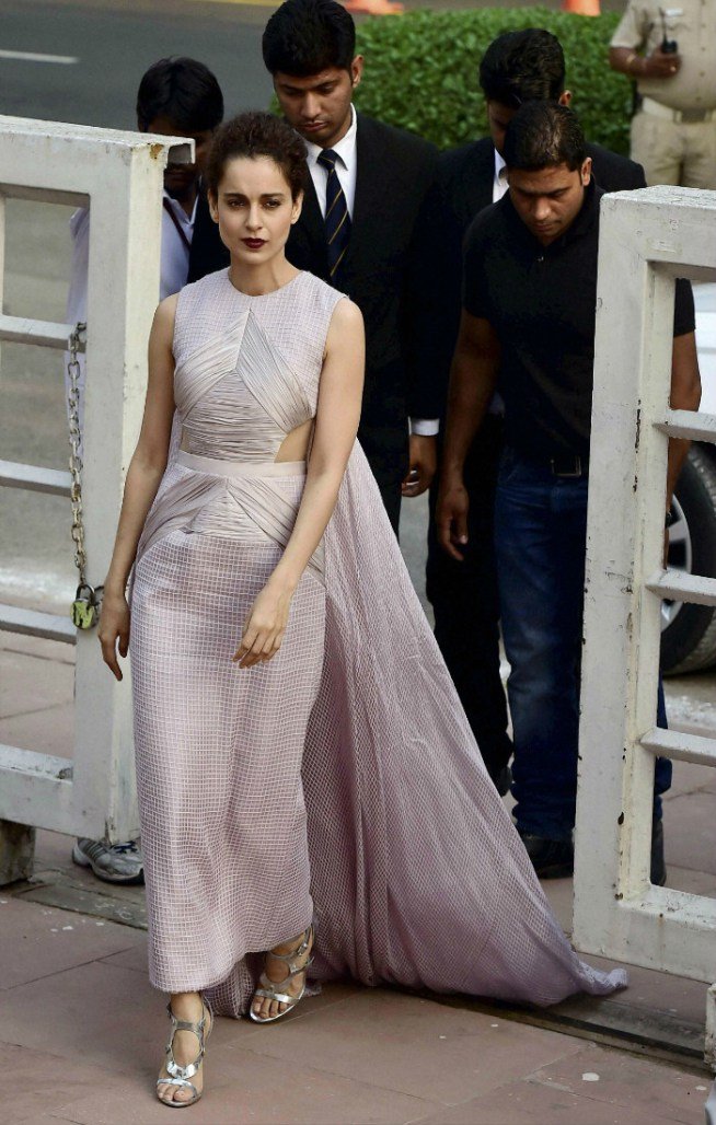 कंगना राणावत ने राष्ट्रीय फिल्म पुरस्कार की परंपरा तोड़ दी। जी हां, ट्रेडिश्नल नहीं बल्कि ऊंची वाली हील पहनकर वह अपना अवार्ड लेने पहुंची थी। (फोटो: भाषा)