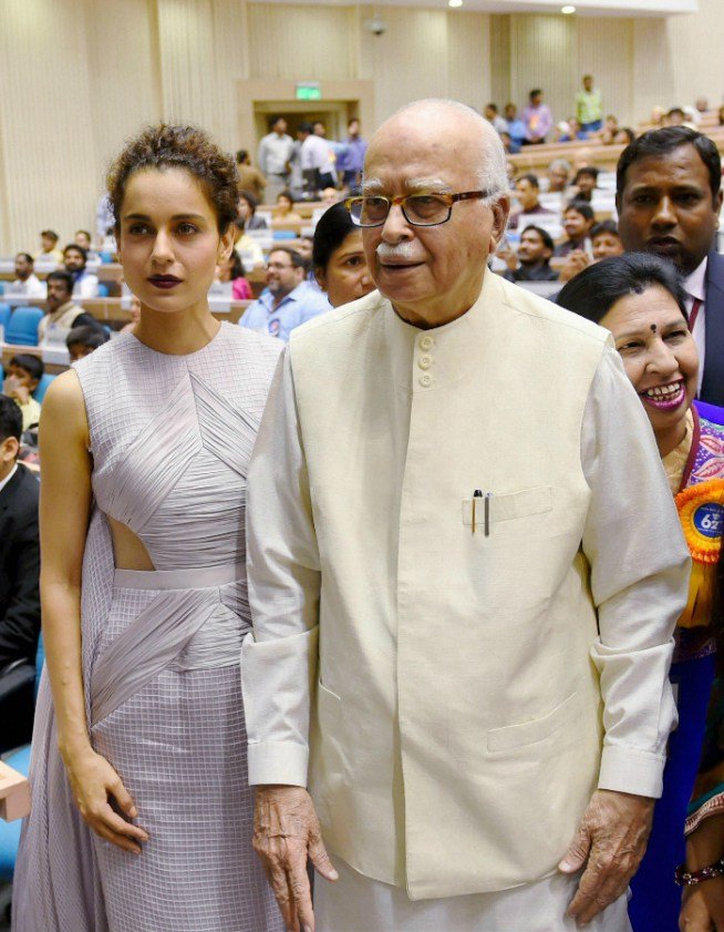 उन्होंने संवाददाताओं से कहा,'वह सहायक अभिनेत्री थी और यह सर्वश्रेष्ठ अभिनेत्री है। ‘क्वीन’ को भी अवार्ड मिला है। इसलिए हम सभी मुंबई में एक बड़ी पार्टी करेंगे।' (फोटो: भाषा)