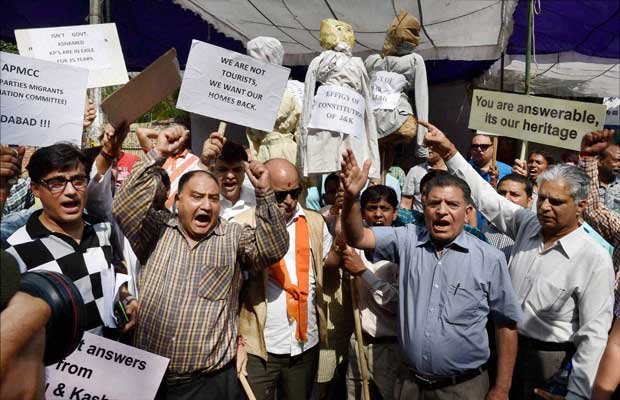 कश्मीरी पंडितों का दिल्ली में प्रदर्शन, जला डाले पाक के झंडे
