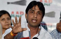 महिला आयोग के सामने नहीं आए कुमार विश्वास, भाजपा कार्यकर्ताओं का प्रदर्शन